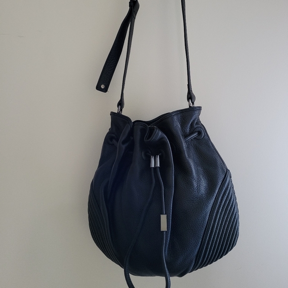 Kenneth Cole Handbags - Kenneth Cole Leather bag